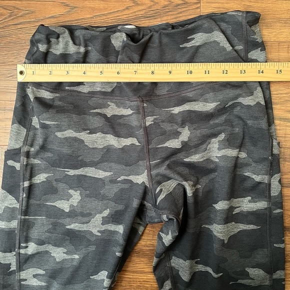 Athleta Ultimate Salutation Stash Pocket 7/8 Legging Tights‎ Camouflage Large - Picture 2 of 7